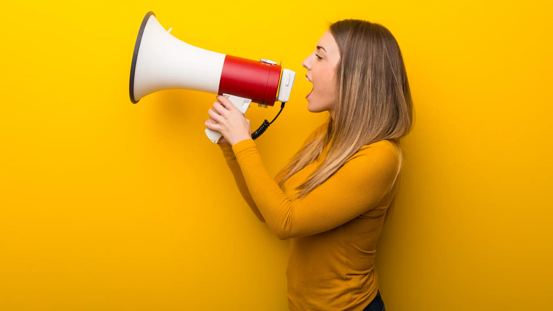 Chica gritando con un megáfono que representa las opiniones de Globalcaja.
