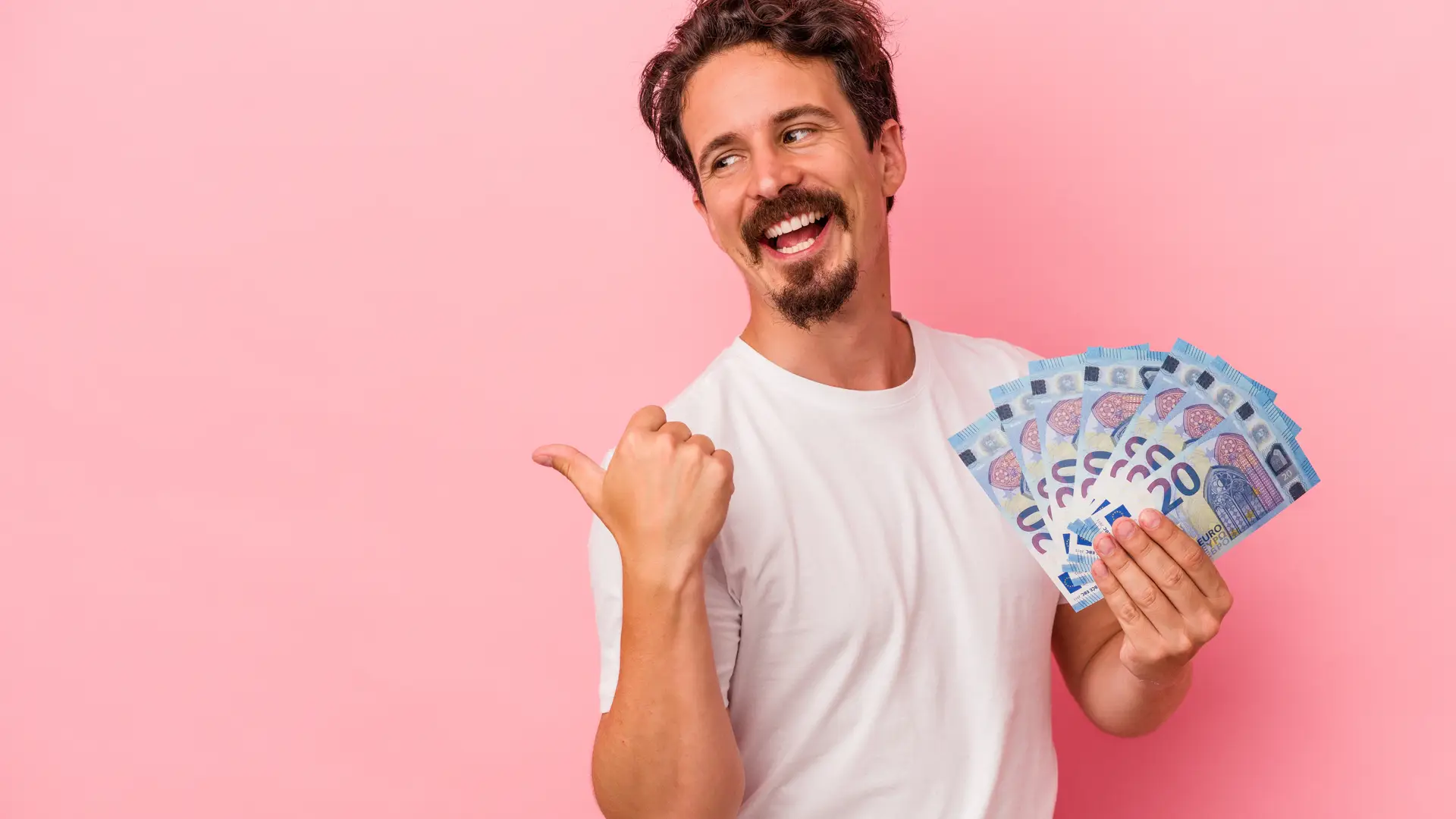 Un chico con un fajo de billetes de 20 euros que ha obtenido unos prestamos de Globlacaja. Un chico con un fajo de billetes de 20 euros que ha obtenido unos prestamos de Globlacaja.