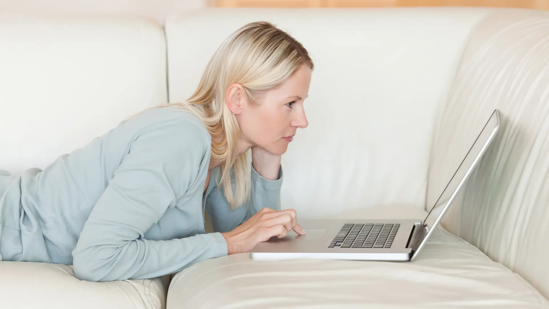 Una chica buscando información en su ordenador sobre las cuentas de MoneyGO. Una chica buscando información en su ordenador sobre las cuentas de MoneyGO.