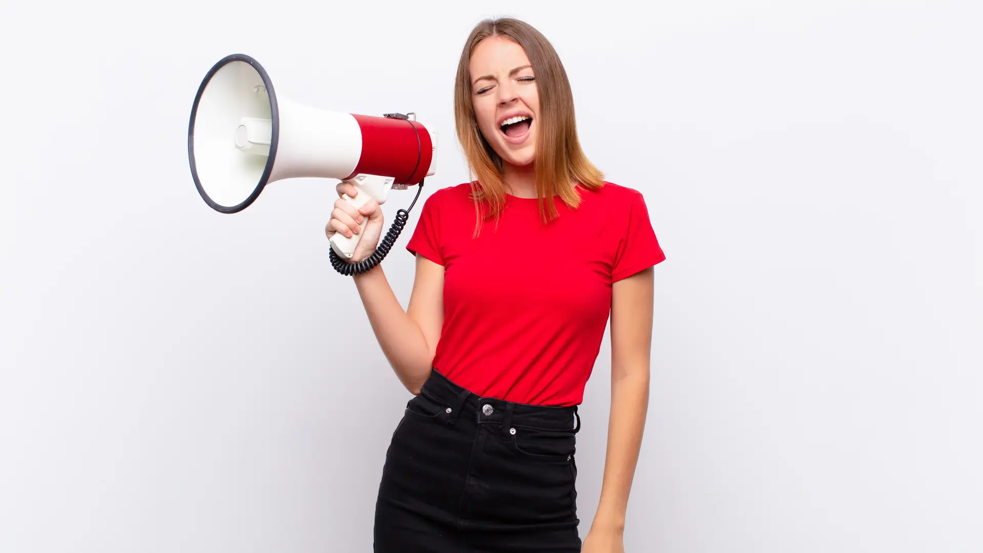 Chica gritando con un megáfono que representa las opiniones de Allianz Direct.