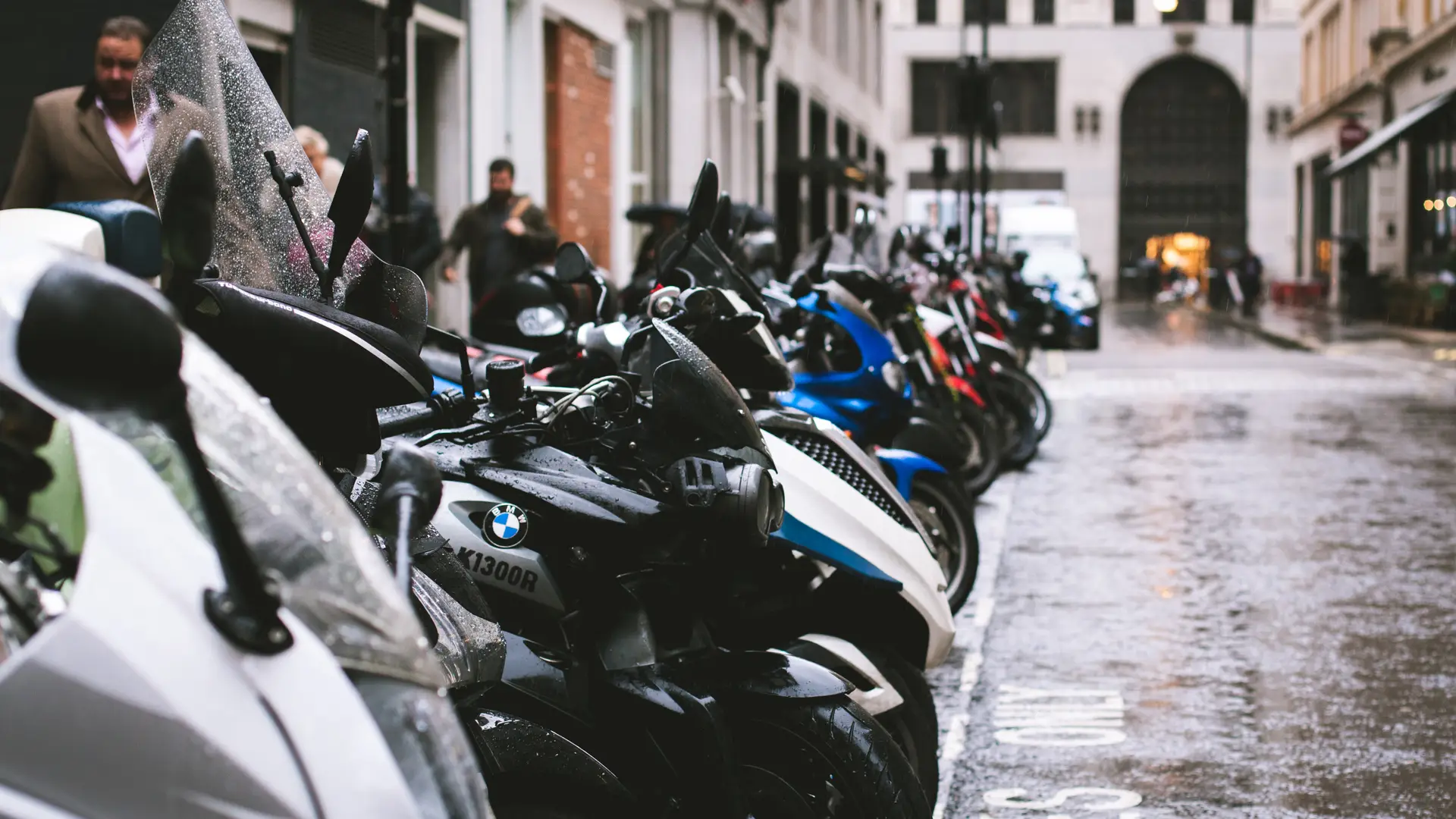 Fila de motos aparcadas en la ciudad que representan los seguros de moto de Occident. Fila de motos aparcadas en la ciudad que representan los seguros de moto de Occident.