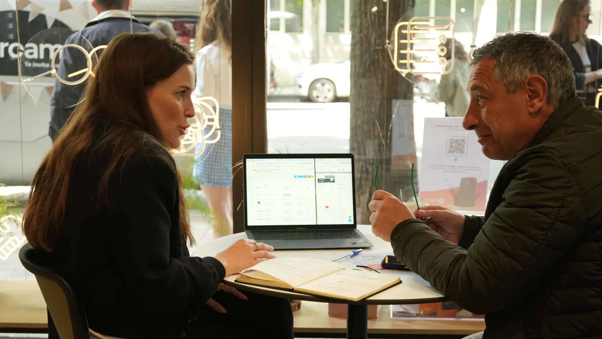 Una de las agentes de Roams ayudando a un cliente Una de las agentes de Roams ayudando a un cliente