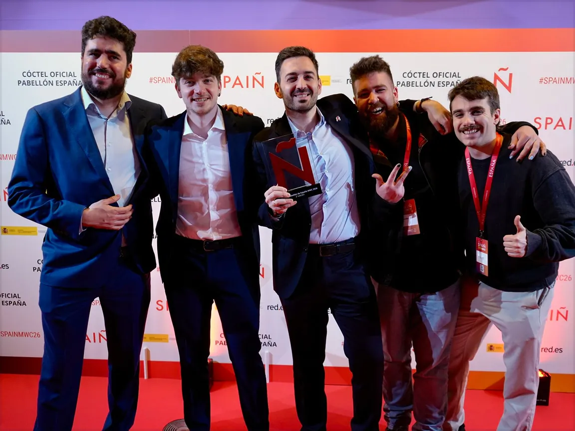 Equipo de Roams ganadores premio pabellón España 2026