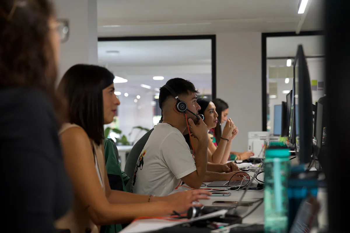 Gestores de Roams atendiendo a clientes por teléfono