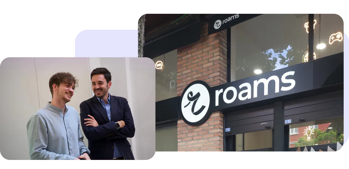 Compañeros de Roams charlando junto a la fachada de la oficina