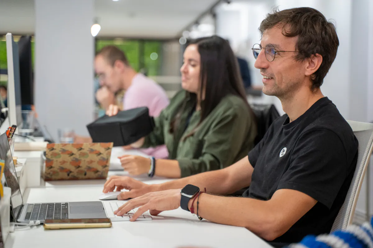 Servicios centrales de Roams trabajando en la oficina