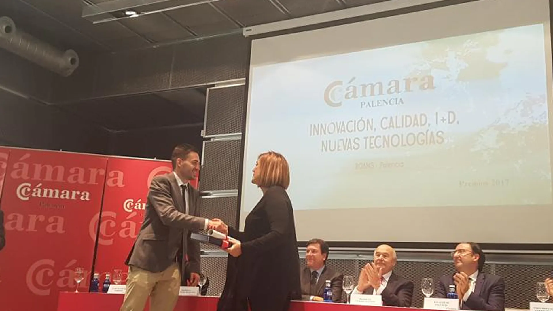 Eduardo Delgado recibe un premio en la gala de la Cámara de Comercio de Palencia a la innovación e I+D.