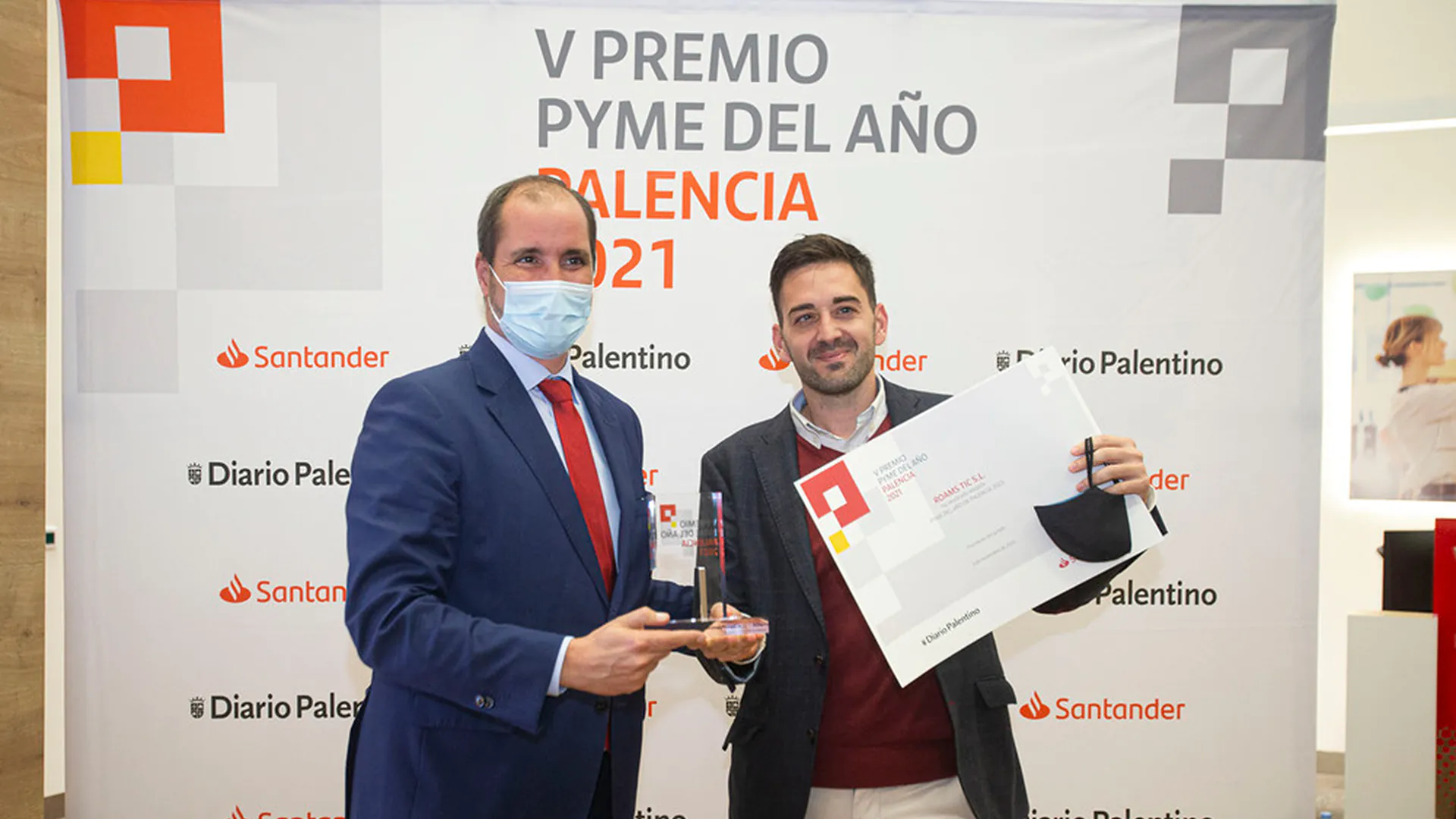Eduardo Delgado recibe el trofeo y el diploma del V Premio Pyme del Año Palencia 2021 de Diario Palentino y Santander.