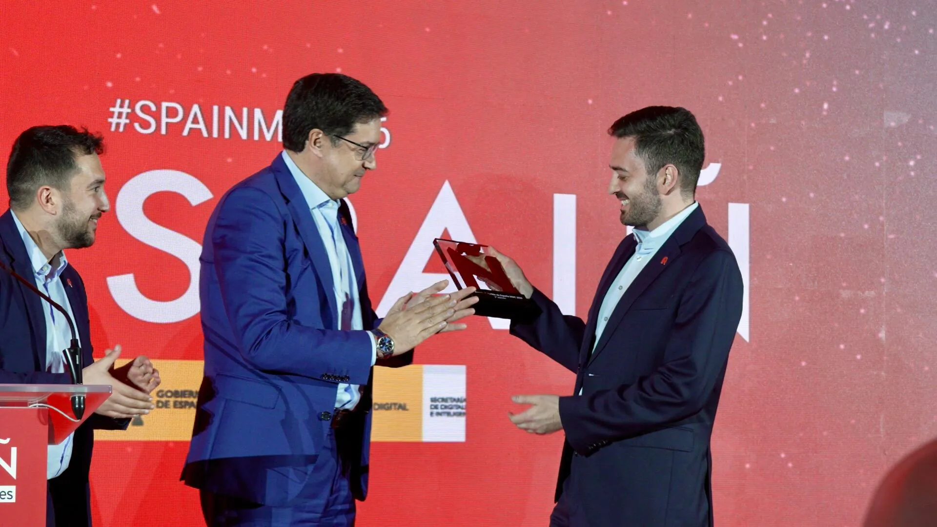 Eduardo Delgado recibe el Premio Pabellón de España en el Mobile World Congress de manos del ministro Óscar López.