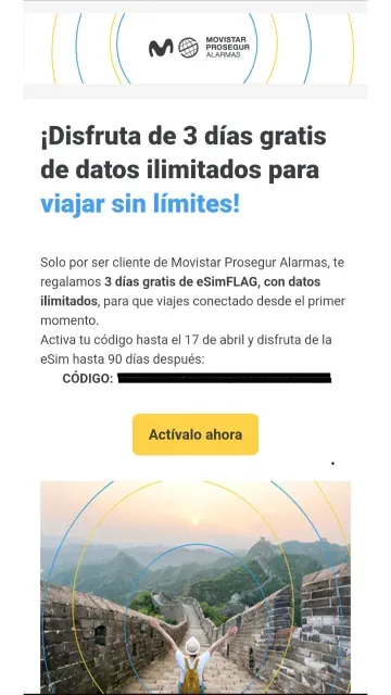 Viajero con móvil y logo de Movistar Prosegur Alarmas para su oferta de datos ilimitados.