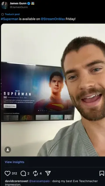 David Corenswet se hace un selfie frente a una televisión que muestra la interfaz de HBO Max con el póster de la película Superman.