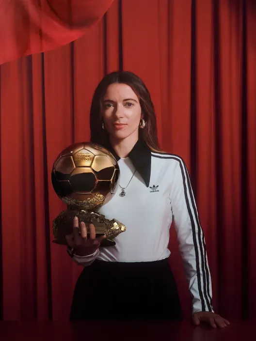 La futbolista del FC Barcelona y de la selección, Aitana Bonmatí, posando con su trofeo del Balón de Oro.