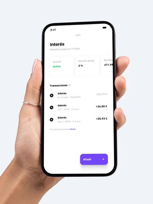 Pantalla de la app de Trade Republic mostrando intereses acumulados y transacciones en un smartphone.