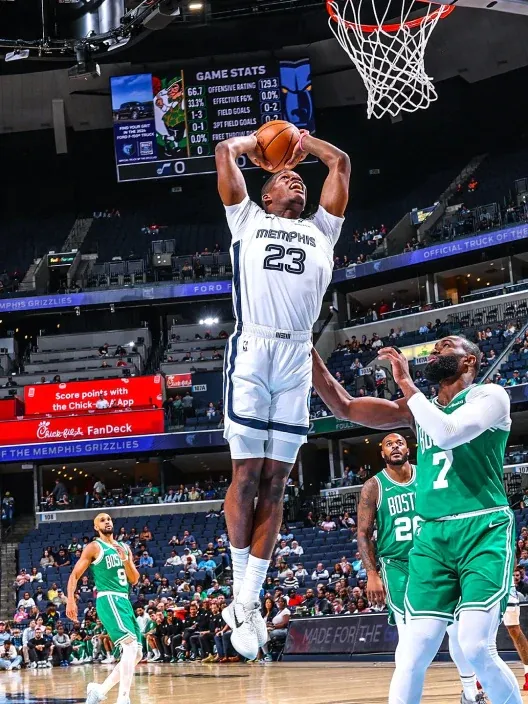 Un atacante del equipo de la NBA Memphis Grizzlies hace un mate ante la defensa de Boston Celtics.