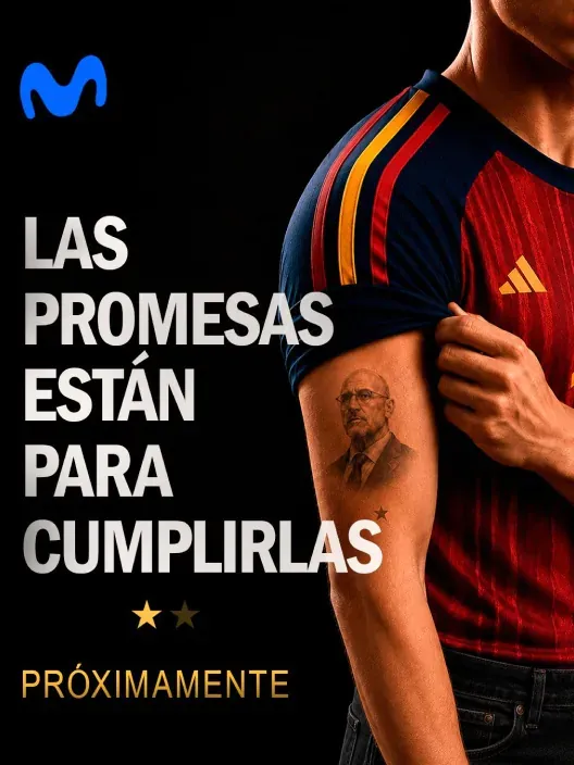 Cartel con el logo de Movistar, el texto Las promesas están para cumplirlas y una persona con la camiseta de fútbol de España mostrando un tatuaje en el brazo