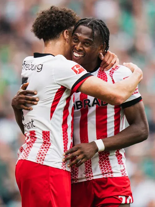 Jugadores del Friburgo celebran un gol en la UEFA Europa League 2025/26