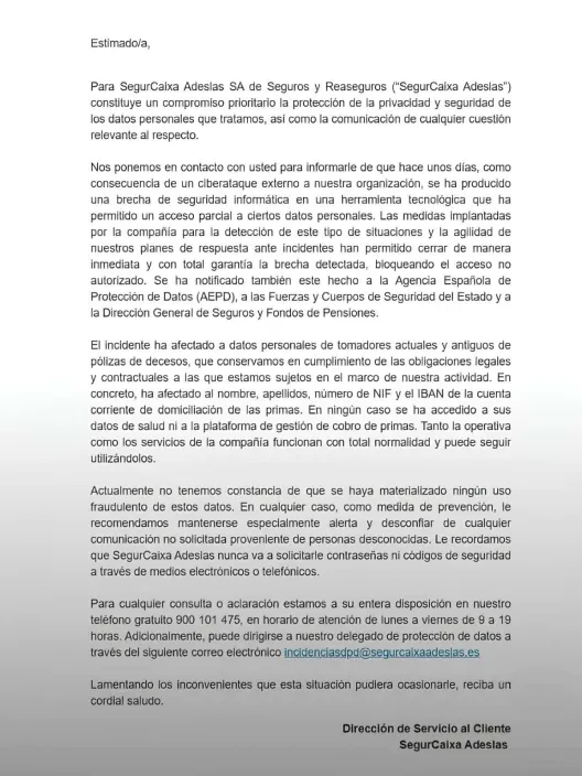 Carta informativa de SegurCaixa Adeslas dirigida a clientes sobre el ciberataque externo, detallando la brecha de seguridad, los datos personales afectados y las medidas adoptadas.
