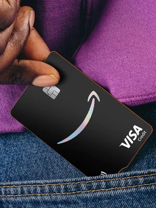 Primer plano de la tarjeta de crédito Amazon Visa, un producto financiero para compras y pagos con beneficios y cashback.
