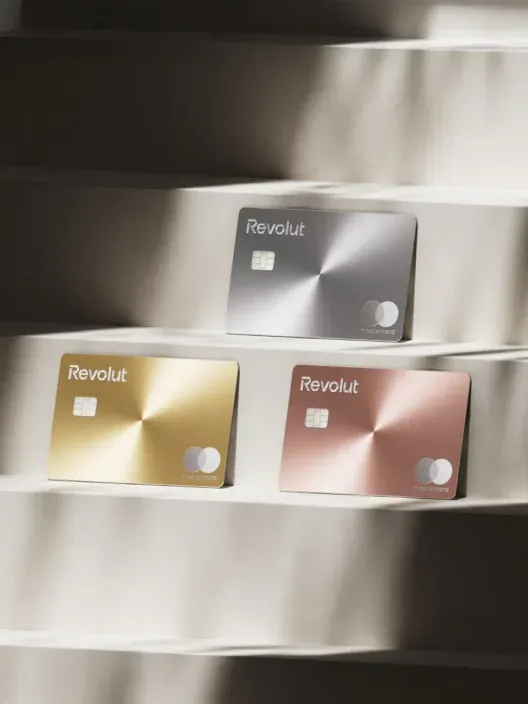 Tarjetas metálicas de Revolut en distintos colores correspondientes a sus planes premium