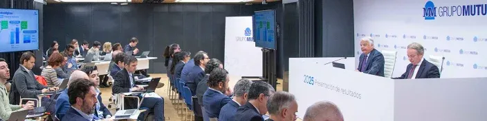Presentación de resultados financieros del Grupo Mutua ante analistas y periodistas en una conferencia corporativa.