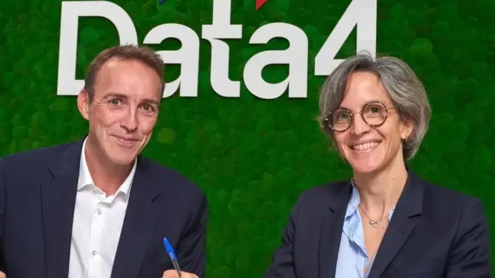 Representantes de Data4 y TotalEnergies durante la firma de un acuerdo para impulsar la energía renovable en centros de datos.