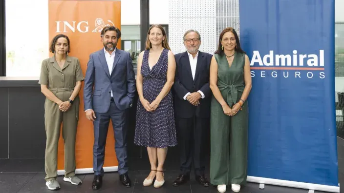 Directivos de ING y Admiral Seguros posando ante sus logotipos corporativos para anunciar una alianza en seguros.
