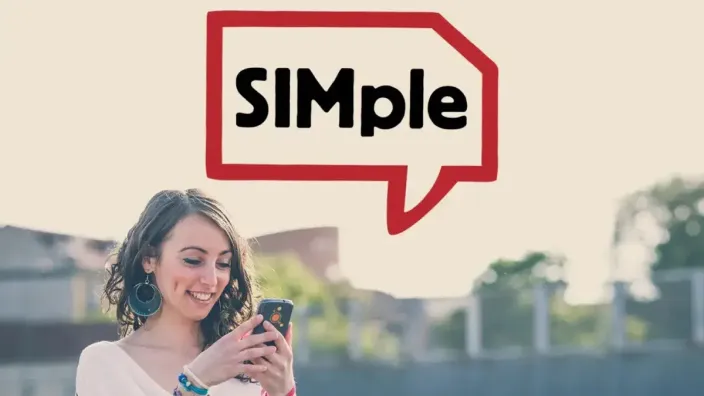 Mujer joven sonriendo mientras usa su móvil bajo el logotipo de SIMple Telco.