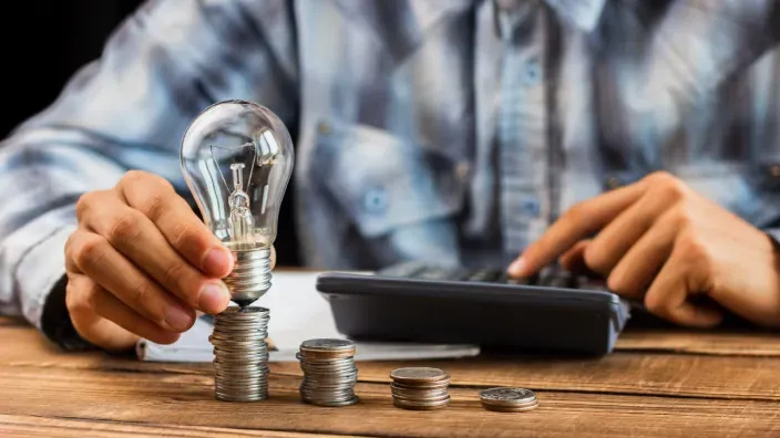 Persona calculando el coste de la factura de la luz.