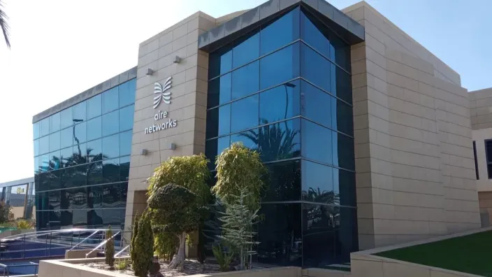 Fachada del edificio de oficinas de Aire Networks con ventanales de cristal para servicios de telecomunicaciones.