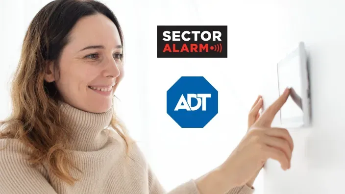 Comparativa de alarmas para el hogar de ADT y Sector Alarm. Mujer activando el panel de control de su sistema.
