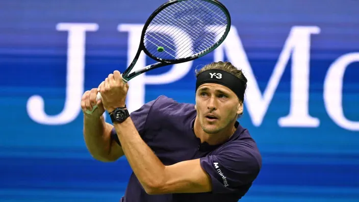 Alexander Zverev realizando un golpe de revés durante un partido sobre pista dura