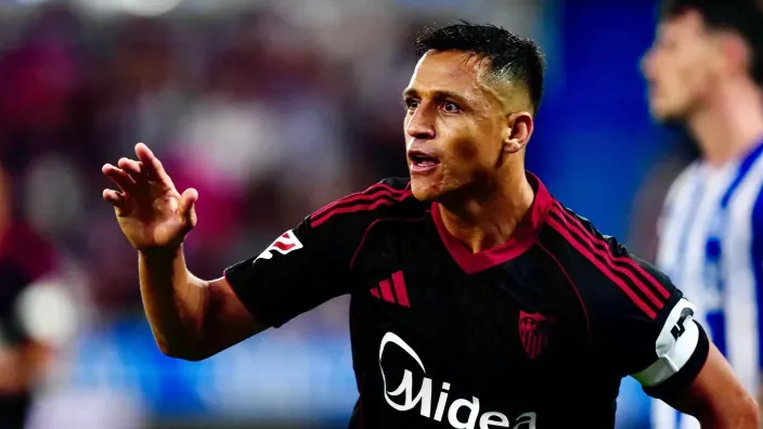 Alexis Sánchez celebra un gol con el Sevilla FC levantando la mano