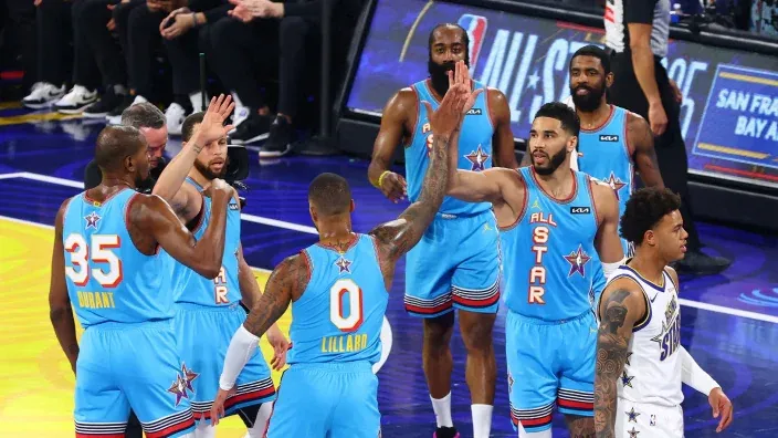 Jugadores del All-Star de la NBA celebran una jugada durante el partido, con Kevin Durant y Damian Lillard en pista.