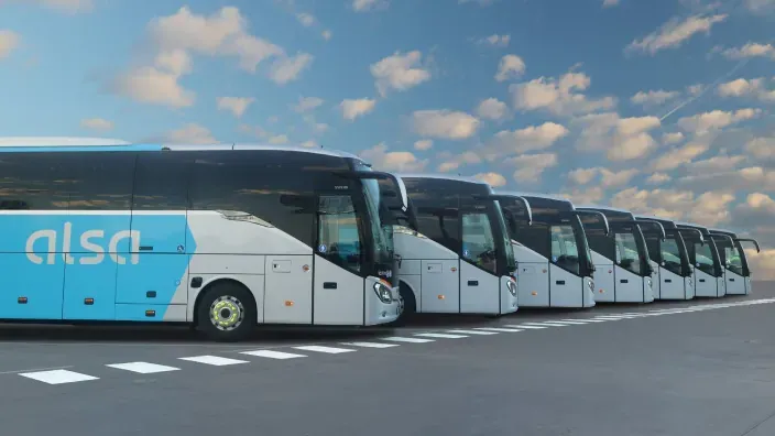 Flota de autobuses de la compañía Alsa aparcados.