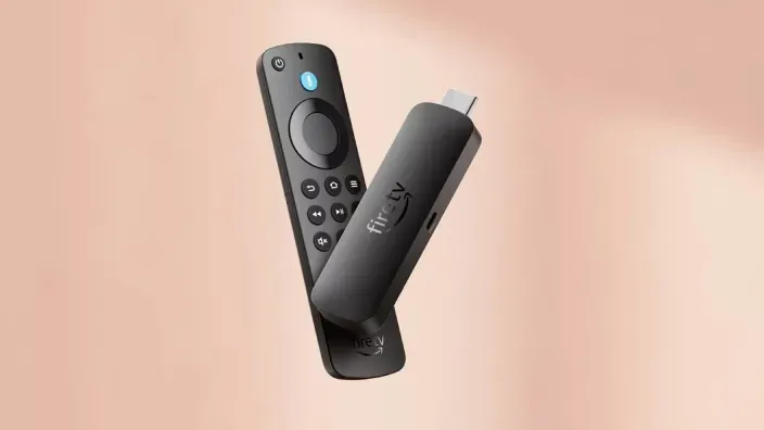 Dispositivo Amazon Fire TV Stick 4K y mando por voz Alexa flotando en fondo rosa.