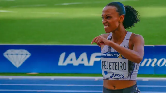 Ana Peleteiro sonríe en plena competición de atletismo con el dorsal que lleva su apellido.