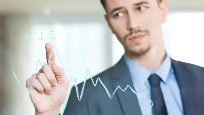 Asesor financiero o de seguros en una reunión con una clienta.