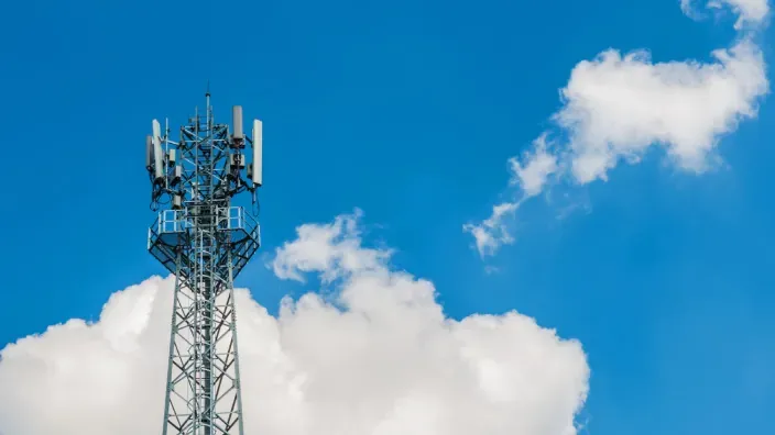 Torre de telecomunicaciones con antenas móviles en el contexto del cierre de la red 3G.