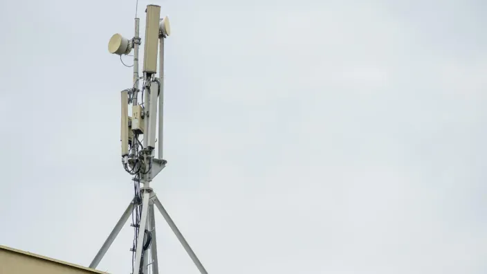 Antena de telecomunicaciones instalada en una torre para dar cobertura a redes móviles.