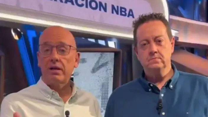 Los periodistas deportivos Antoni Daimiel y Guille Giménez, comentaristas de los partidos de la NBA en Movistar Plus+.