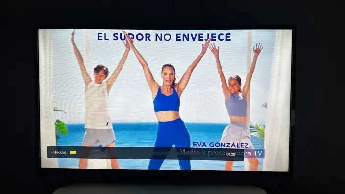 Eva González en un anuncio de televisión con el lema el sudor no envejece para representar la publicidad en streaming.