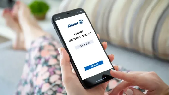 Persona usando la aplicación móvil de Allianz para enviar documentación y gestionar sus pólizas de seguro.
