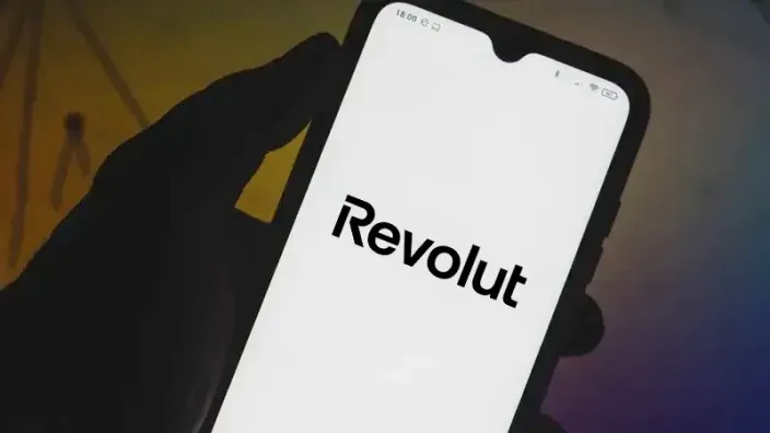Teléfono móvil mostrando la aplicación de Revolut para banca digital y pagos