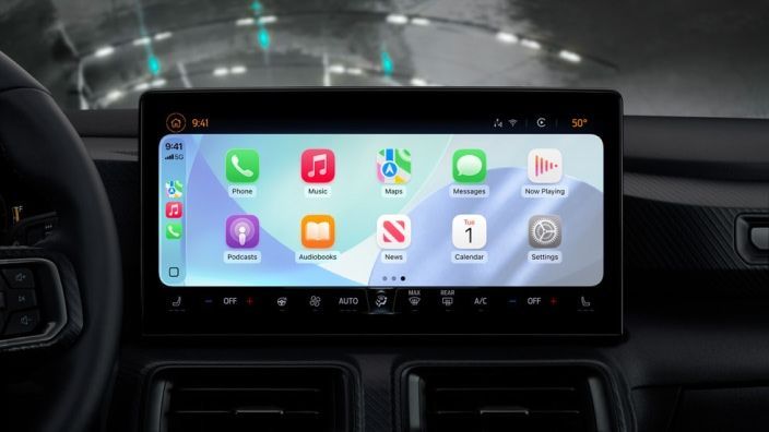 Interfaz de Apple CarPlay en la pantalla del salpicadero de un coche. Sistema para usar apps del iPhone como Maps y Música al conducir.