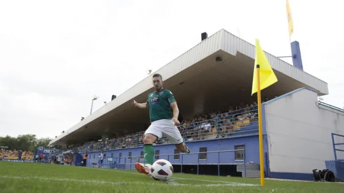 Futbolista a punto de lanzar un saque de esquina durante un partido de LaLiga Hypermotion.