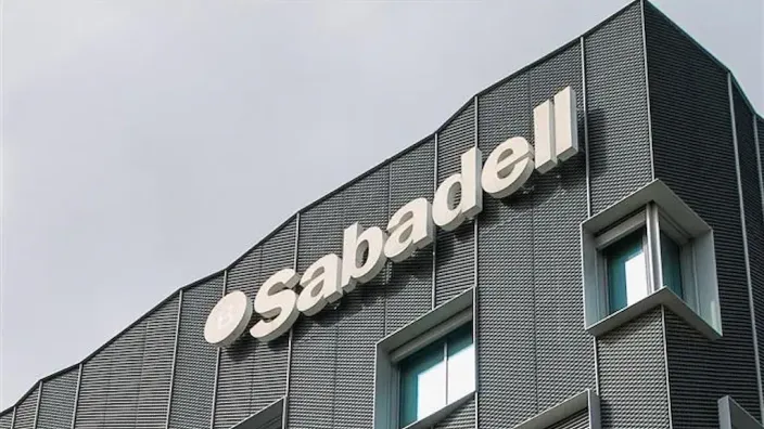 Fachada de una oficina del Banco Sabadell con el nombre de la entidad.