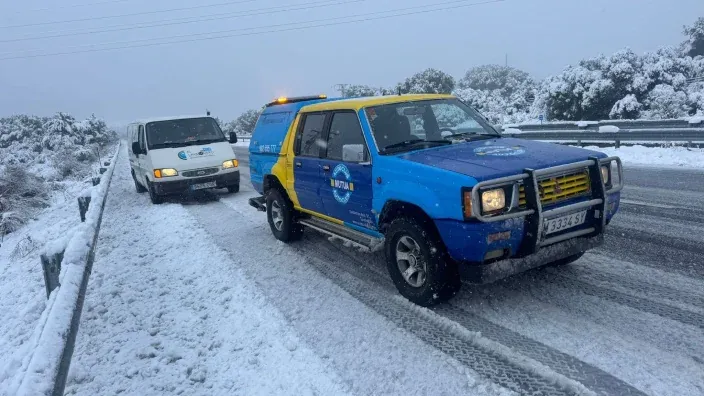 Vehículo de asistencia de Mutua Madrileña en una carretera nevada para representar el auxilio en carretera en invierno.