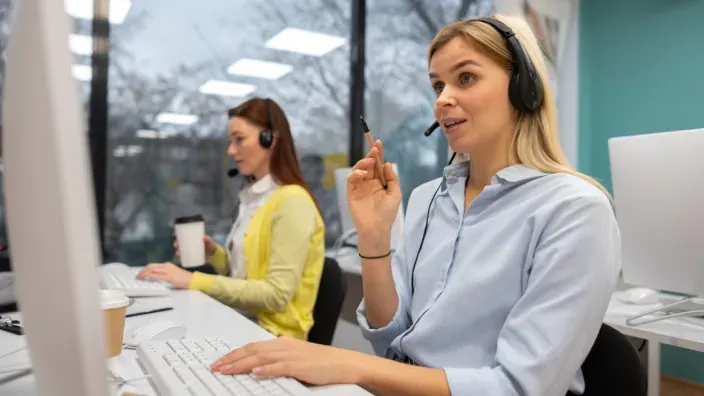 Agentes de un centro de atención al cliente trabajando en un call center.