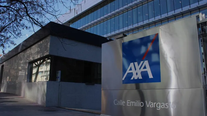 Rótulo con el logo de la aseguradora AXA en la entrada de su sede corporativa en la Calle Emilio Vargas de Madrid.
