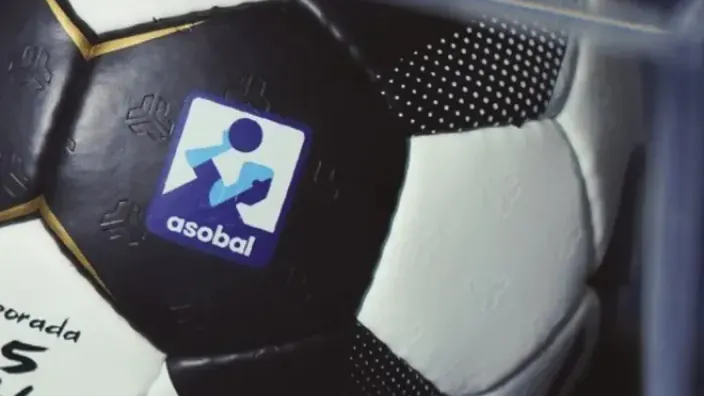 Balón oficial de balonmano con el logo de la Liga ASOBAL en detalle para la temporada 2024-2025.